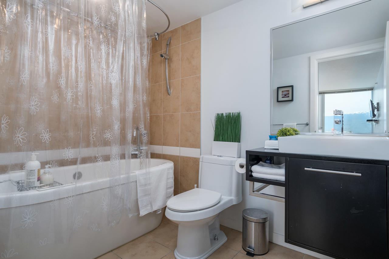 The Altitude Apartment Vancouver Bagian luar foto