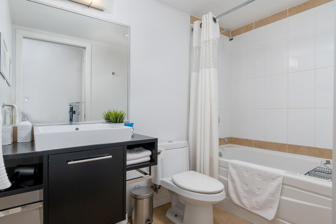 The Altitude Apartment Vancouver Bagian luar foto