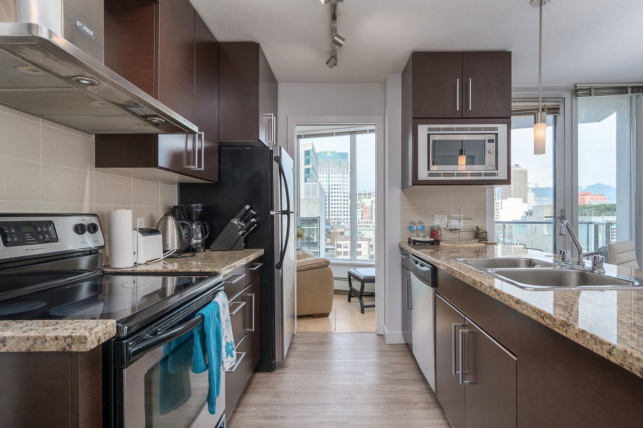 The Altitude Apartment Vancouver Bagian luar foto