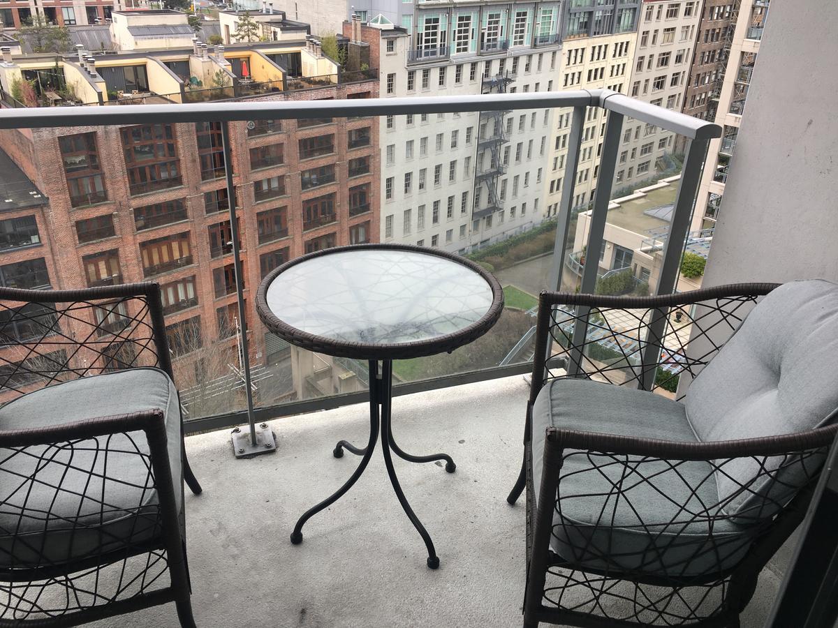The Altitude Apartment Vancouver Bagian luar foto